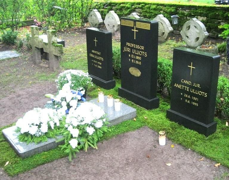Lääneranna vallas Kirbla kalmistul puhkab oma suguvõsa kalmistul kunagine Eesti peaminister professor Jüri Uluots.