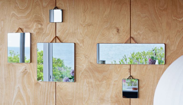 HAY peeglid Ruban on hea näide, kuidas ühe tootepere erinevate peeglitega luua efektne lahendus suuremale seinapinnale.