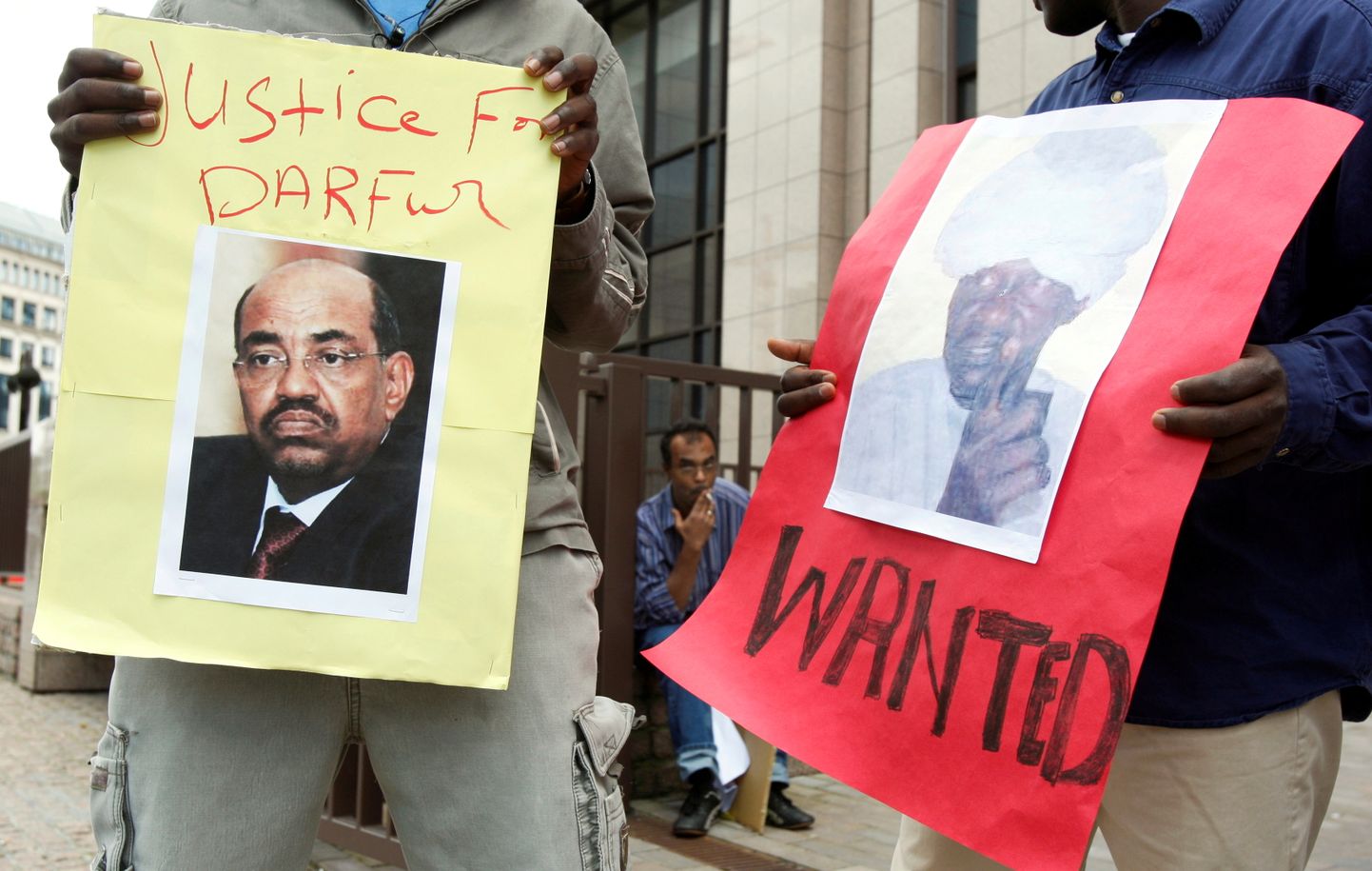 Meeleavaldajad hoiavad president Omar Hassan al-Bashiri ja Janjaweedi liidri Ali Kosheibi pilte.