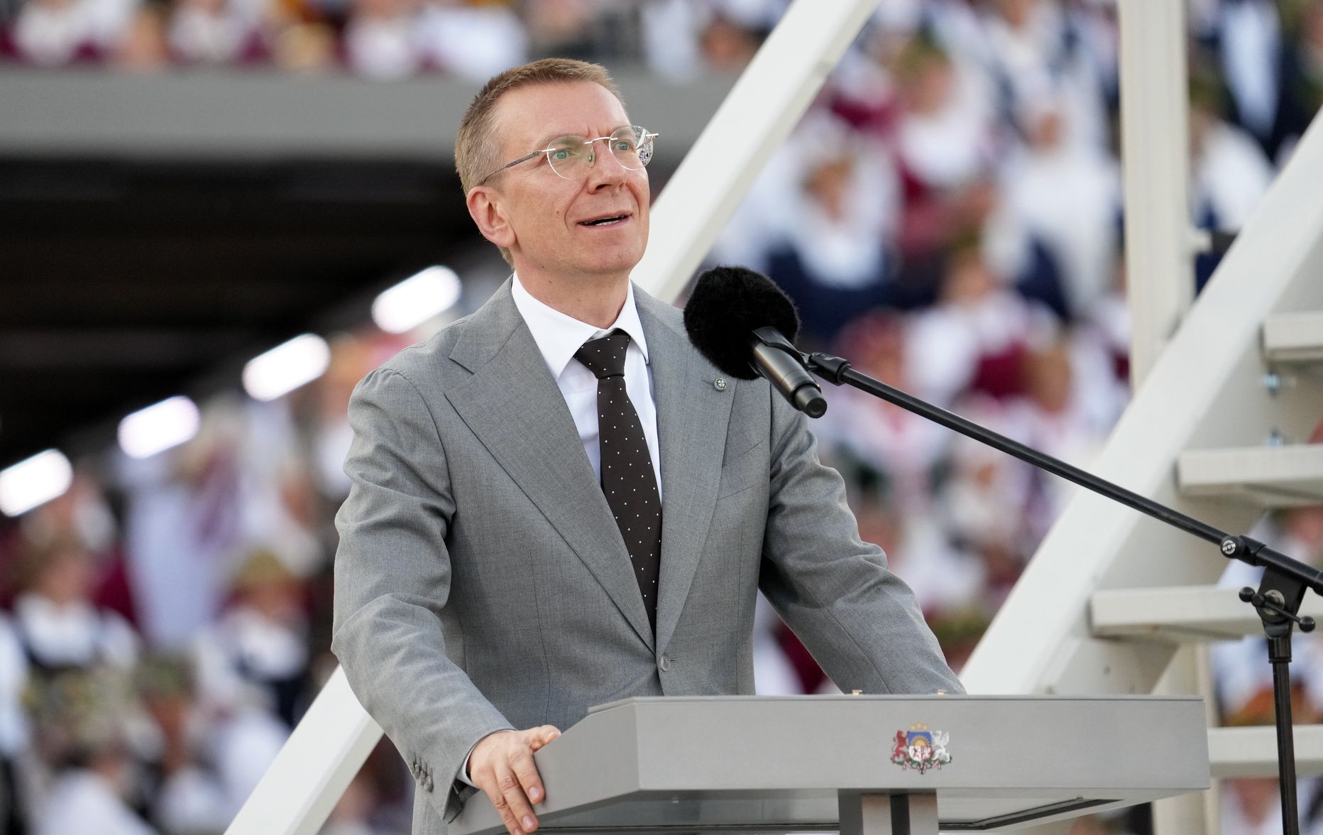 Valsts prezidents Edgars Rinkēvičs uzrunā klātesošos XXVII Vispārējo latviešu Dziesmu un XVII Deju svētku noslēguma koncertā "Kopā Augšup" Mežaparka Lielajā estrādē.