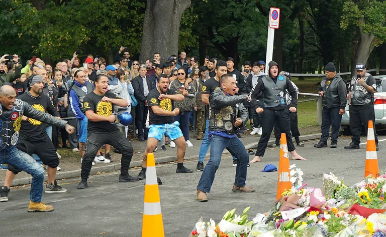Mootorrattaklubi liikmed ohvrite mälestuseks Haka tantsu tantsimas.