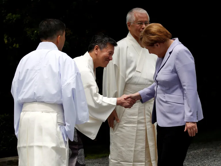 Merkel Jaapanis shinto preestreid tervitamas. Foto: Reuters/Scanpix