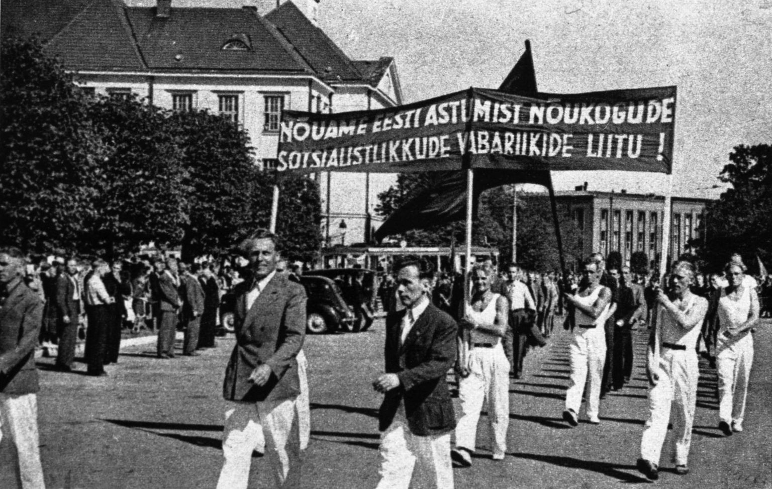 Tallinna töölissportlased miitingul Võidu väljakul 17. juulil 1940. aastal.