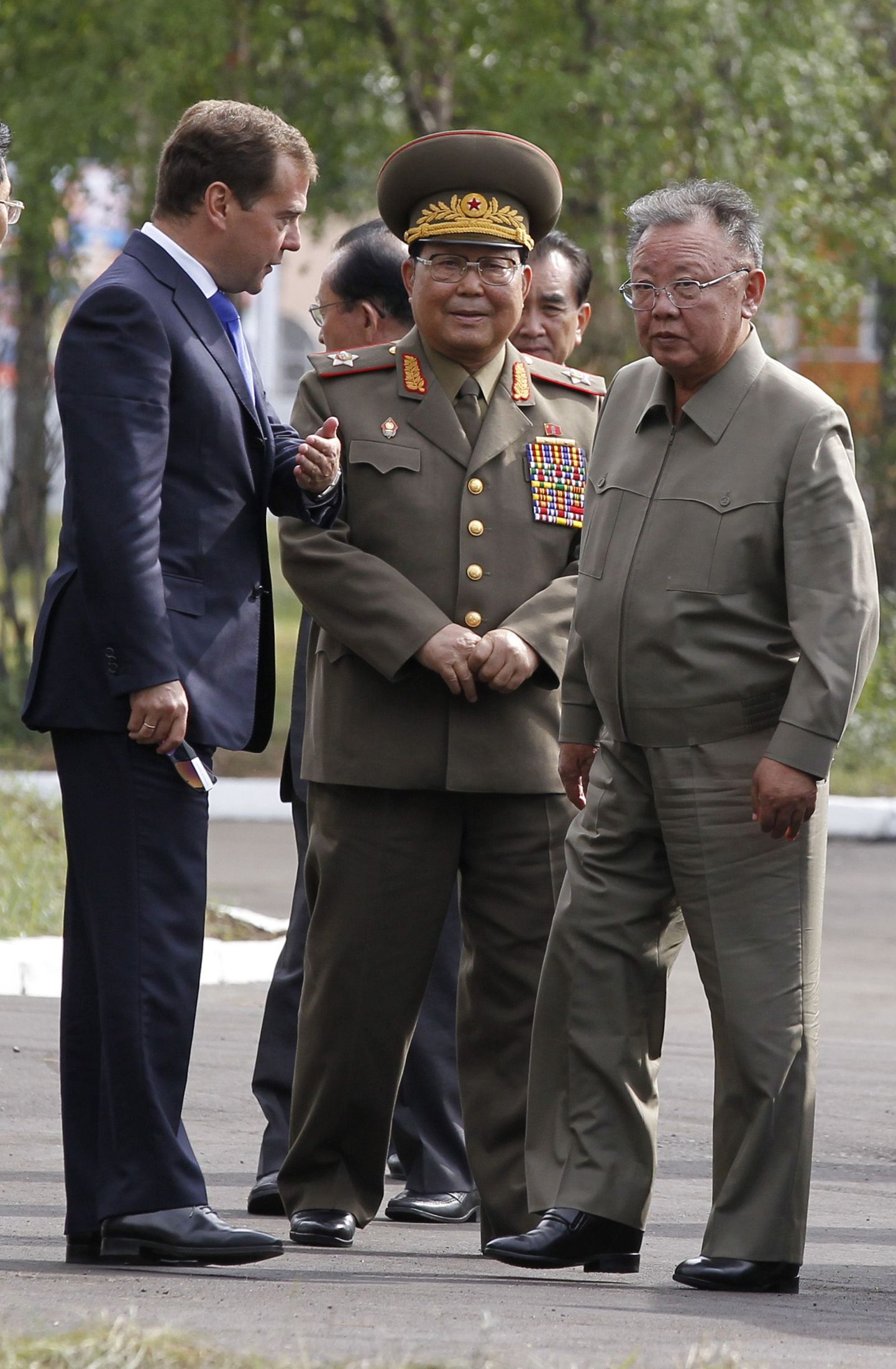 Dmitri Medvedev(vasakul) koos Kim Jong-iliga (paremal).