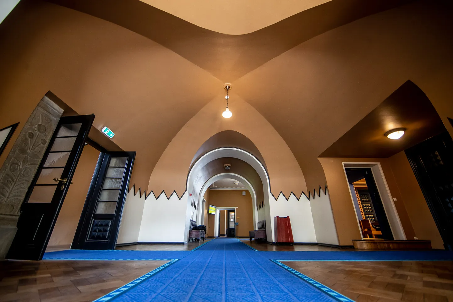 21.04.2021, Tallinn Riigikogu hoone. Koridor mille kaudu pääsevad saadikud saali. Foto on illustratiivne
