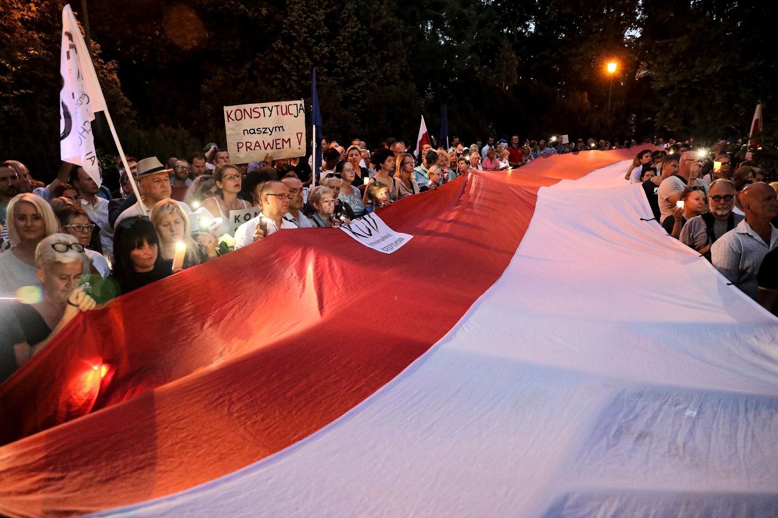 Ööl vasu eilset Varssavis riigi kohtusüsteemi sõltumatuse kärpimise vastu meelt avaldanud inimesed.