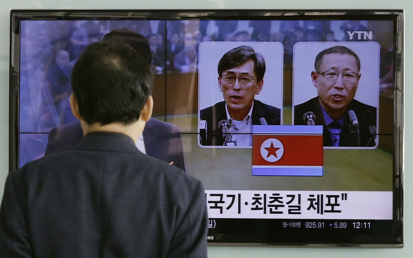 Lõuna-Korea telekanal teatab kahe oma kodaniku Kim Kuk-gi (vasakul) ja Choe Chun-gili arreteerimisest Põhja-Koreas
