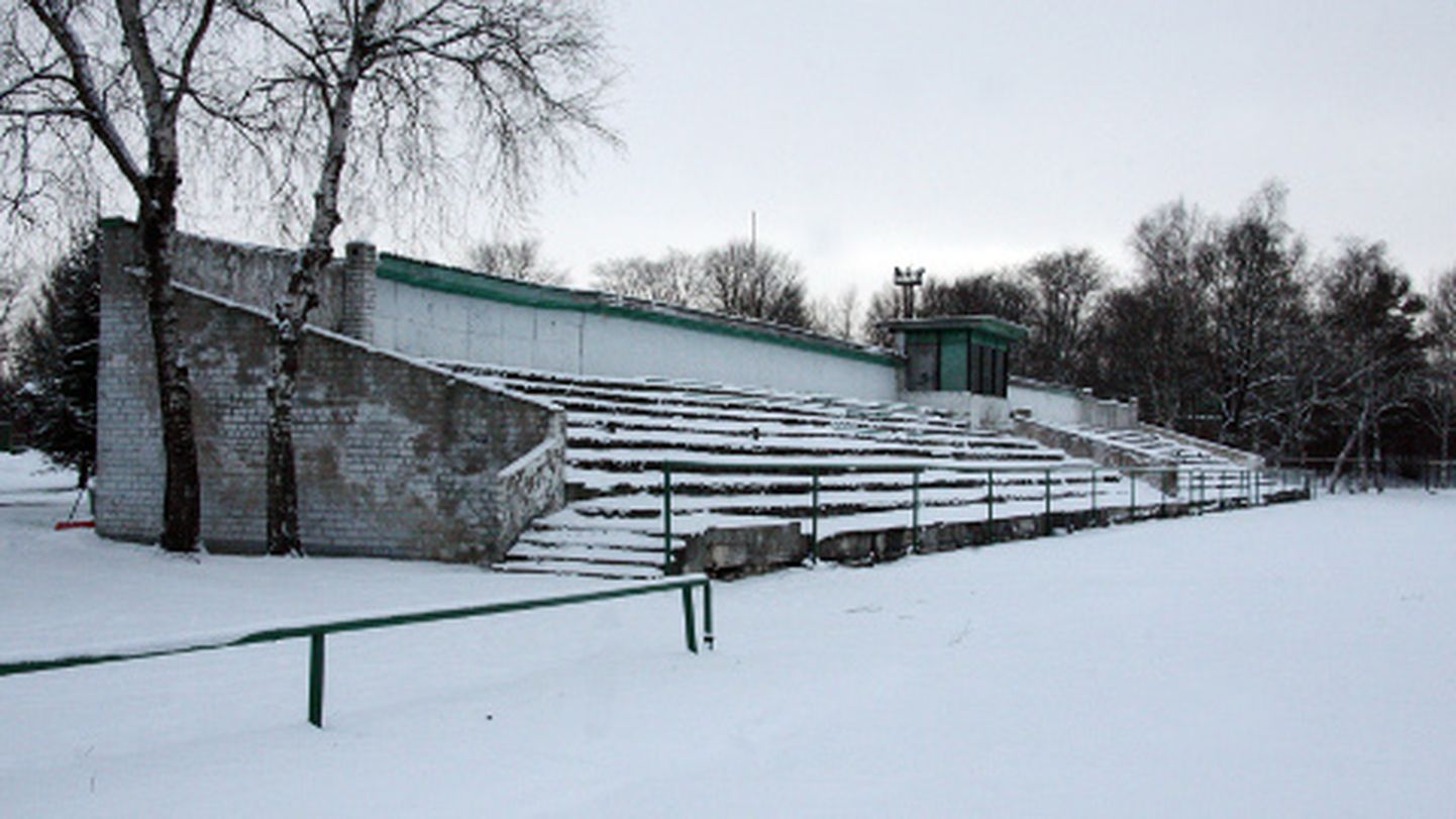 Kohtla-Järve staadioni rohkem kui pool sajandit vana väsinud tribüün koos riietusruumidega lammutakse ja selle asemele peaks järgmisel aastal kerkima uus varikatusega tribüünihoone, kuhu on kavandatud 1300 istekohta.
