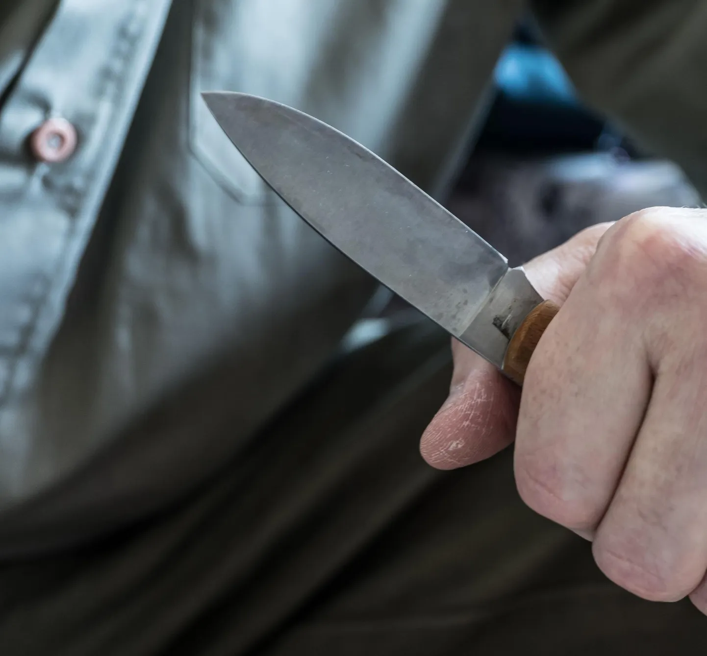 Tuttavate tüli käigus lasi noorem mees käiku väitsa, mis viis ohvri haiglasse ja külmrelvaga arveid klaarinu seisab silmitsi kriminaaluurimisega.