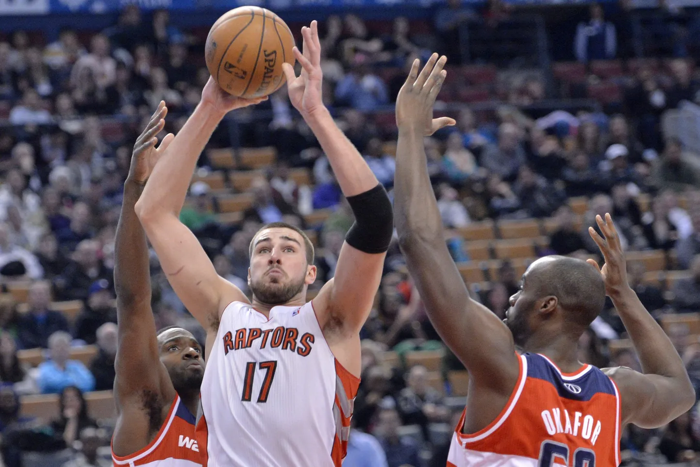 Jonas Valanciunas (palliga) tegi NBAs korraliku debüüthooaja ning tema arvele jäi keskmiselt 8,9 punkti ning 6 lauapalli ja seda 24 minuti jooksul.