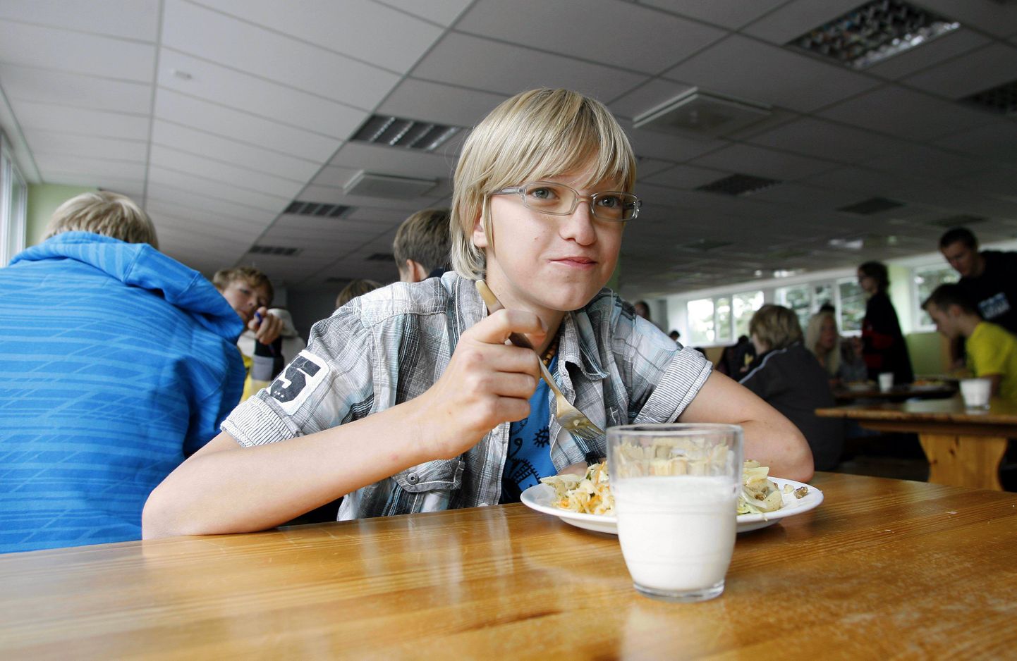 Jakobsoni gümnaasiumi VIII-c klassi õpilane Marten Visnap rüüpab
lõunatoidu kõrvale isukalt piima.