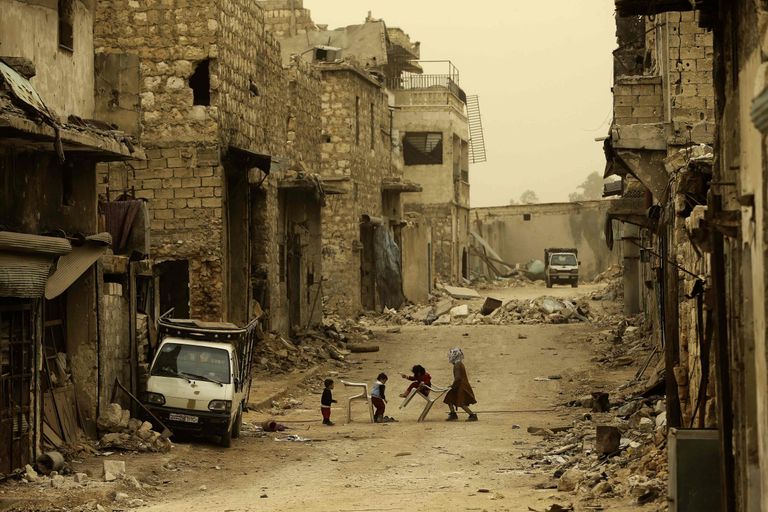 Süüria lapsed mängimas sõjast laastatud Karm al-Jabalis