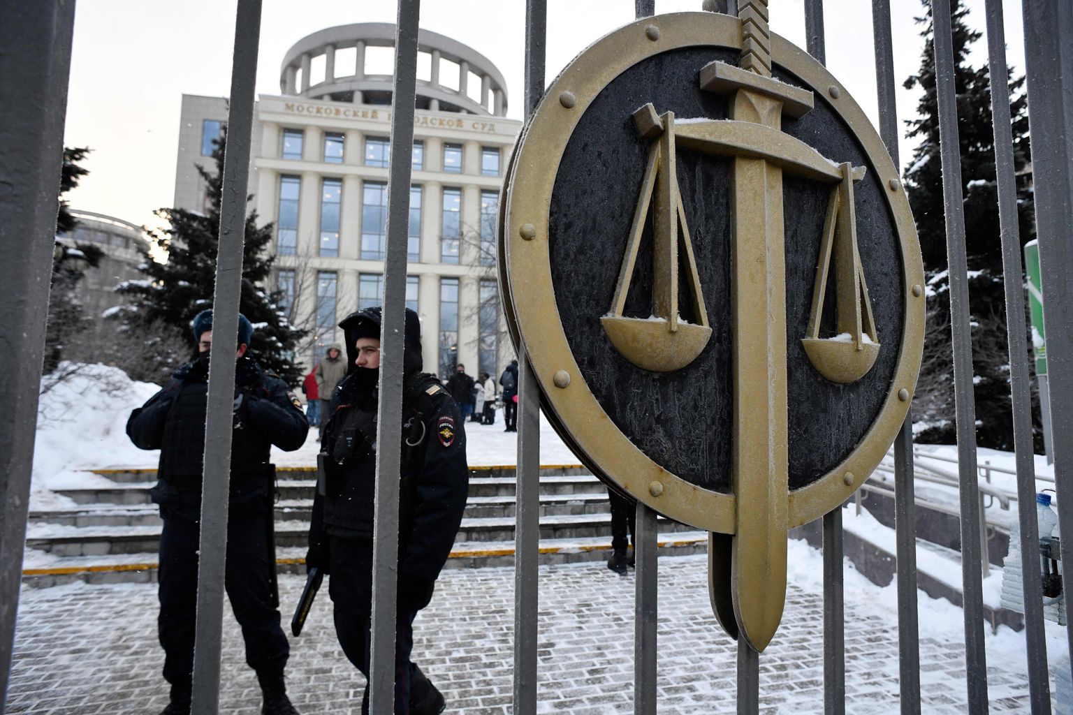 Полицейские возле Мосгорсуда во время слушаний по делу о ликвидации правозащитного центра "Мемориала".