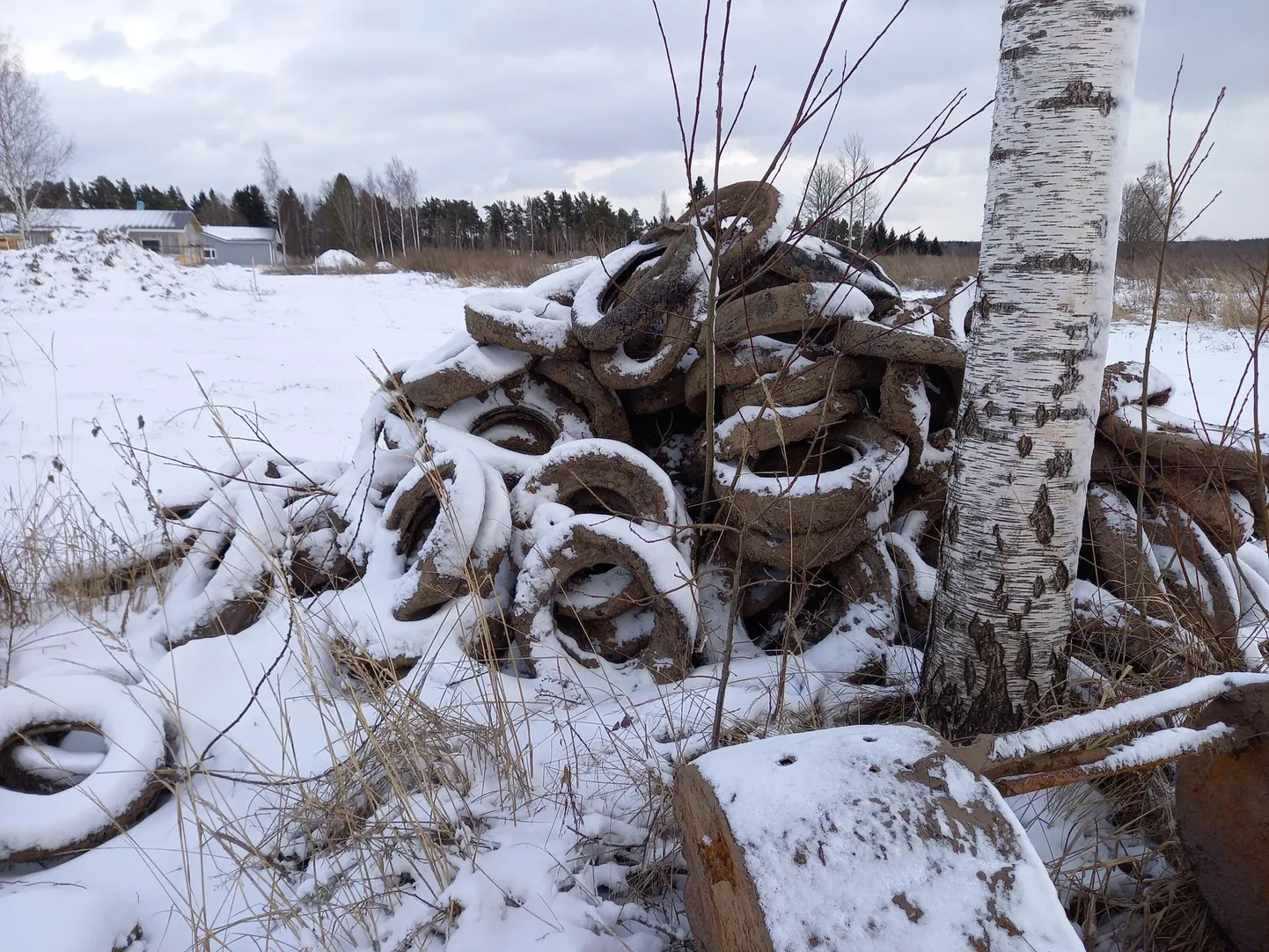 Vanad rehvid tulid välja maa alt kaevetööde käigus.
