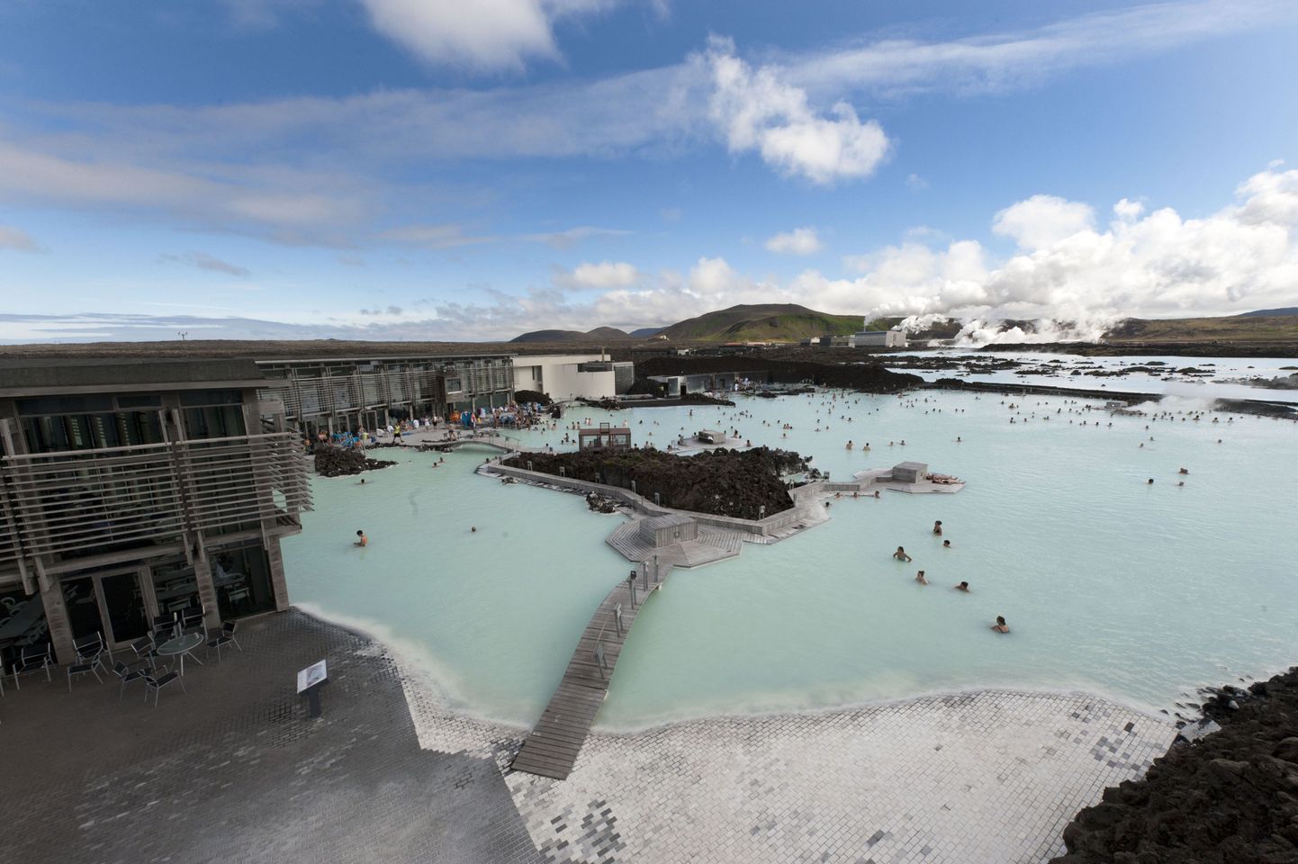 Turistid Islandil Blue Lagoonis veemõnusid nautimas.