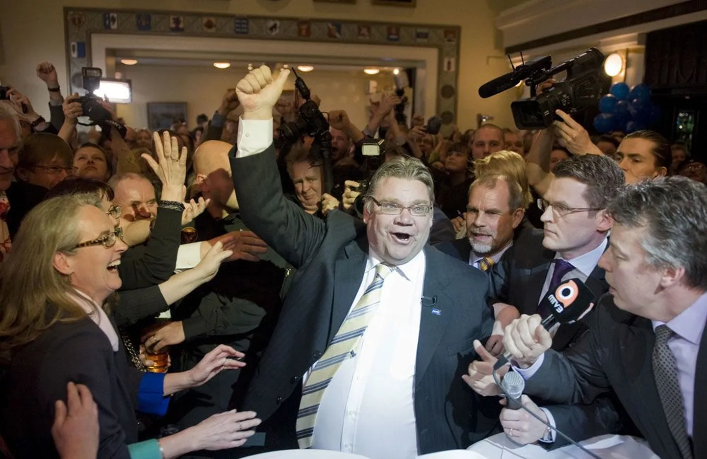 Soome poliitika tardus eelmisel kevadel, nuputades, mida Põlissoomlaste maalihkelaadse võiduga koalitsiooniläbirääkimistel ette võtta. Pildil naudib Timo Soini oma senise poliitikuelu tipphetke.