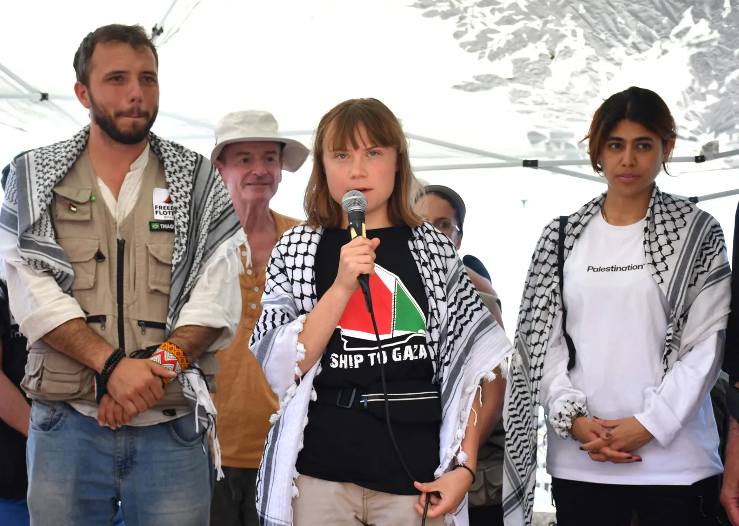 Rootsi kliimaaktivist Greta Thunberg pressikonverentsil enne starti Gaza poole.