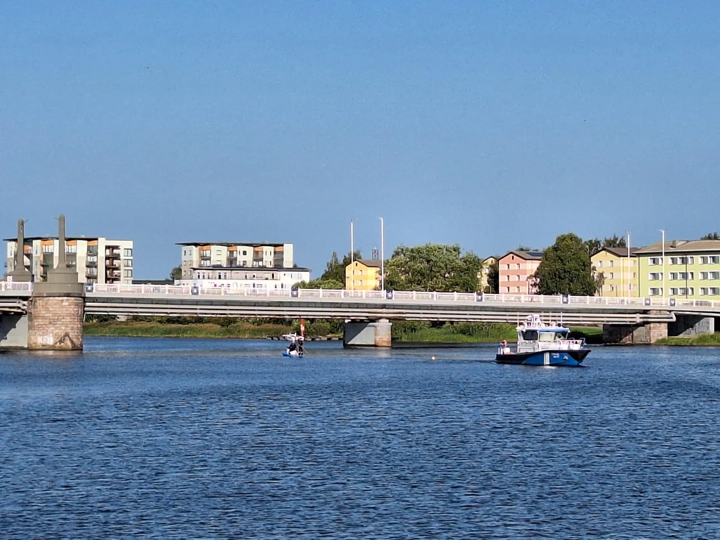 Merepäästjad otsisid hommikutundidel Pärnu jõel kadunuks jäänud ujujat, surnukeha leiti kella 9.20 paiku.