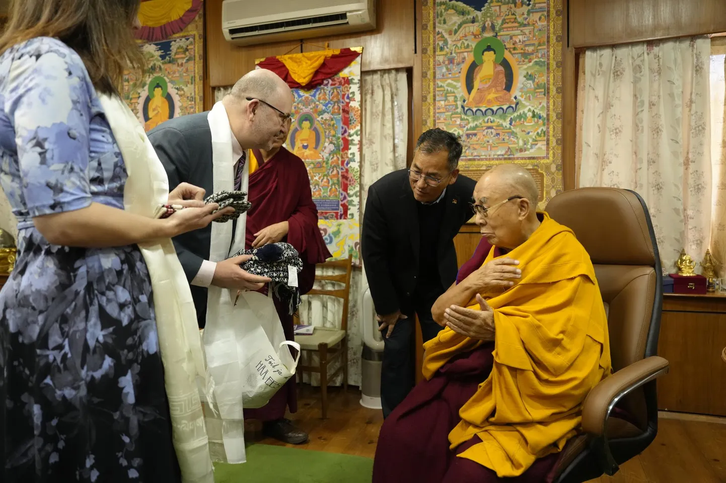 Märtsi alguses käis riigikogu Tiibeti toetusrühm Indias külas Tiibeti eksiilvalitsusel ja dalai-laamal, kes sai eestlastelt kingituseks muu hulgas mütsi, salli ja käpikud.