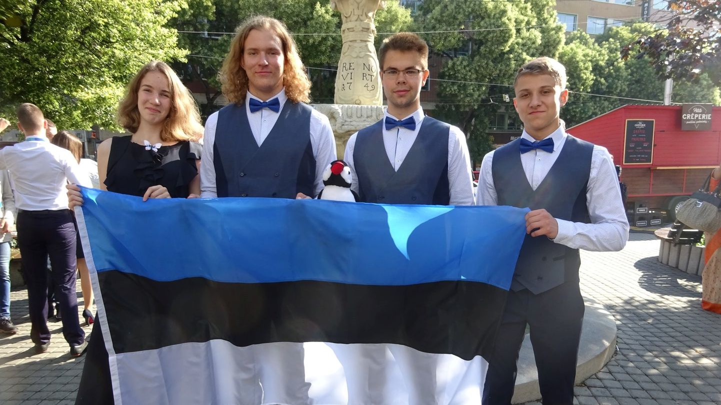 Rahvusvahelisel keemiaolümpiaadil 2018 esindasid Eestit (vasakult) Hanna-Riia Allas, Siim Kaukver, Juri Volodin ja Nikita Žoglo. Keskel maskott pingviin Vladislav.