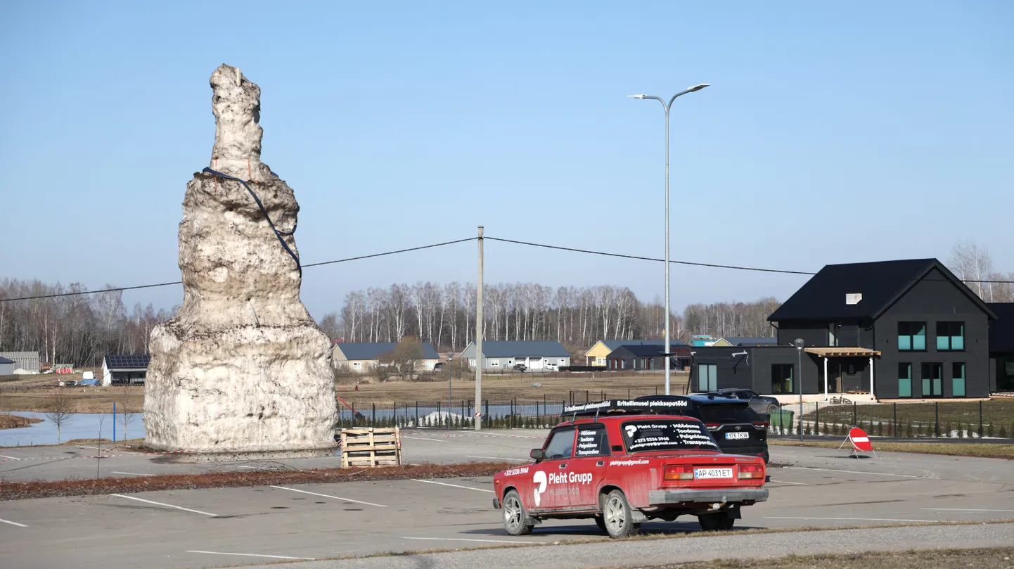 Огромный снеговик в Ныо.