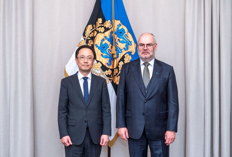 Korea Vabariigi suursaadik Kim Jung-ha ja president Alar Karis.