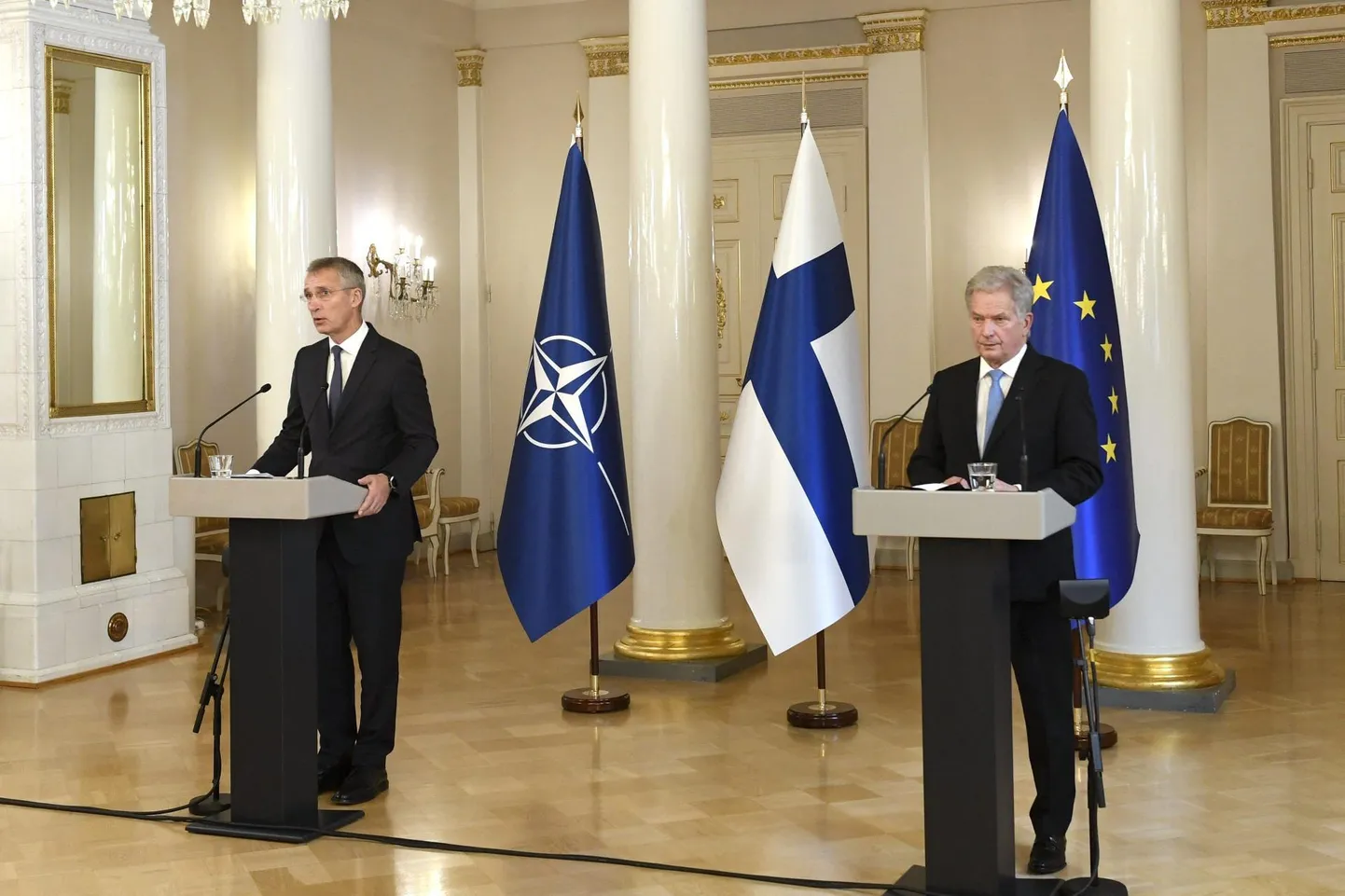 NATO peasekretär Jens Stoltenberg (vasakul) ja Soome president Sauli Niinistö mullu 25. oktoobril ühisel pressikonverentsil Helsingis.