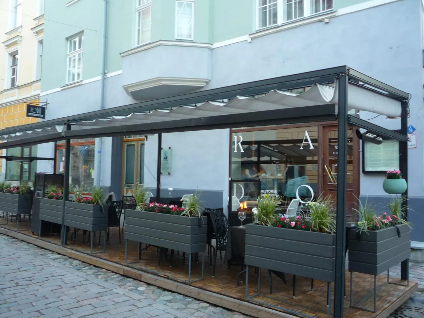 Nüüd saab valida, kas süüa restorani terrassil või saalis.  FOTOD: Britt Rosen