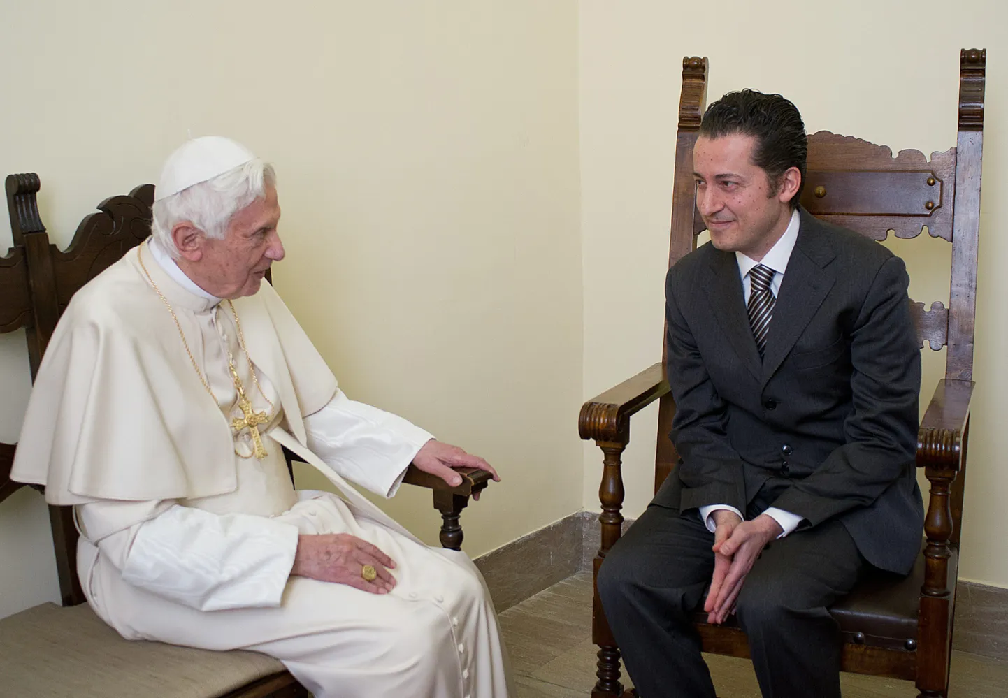 Paavst Benedictus XVI andis armuandmisest oma endisele ülemteenrile Paolo Gabrielele (paremal) teada teda täna Vatikani vanglas külastades.