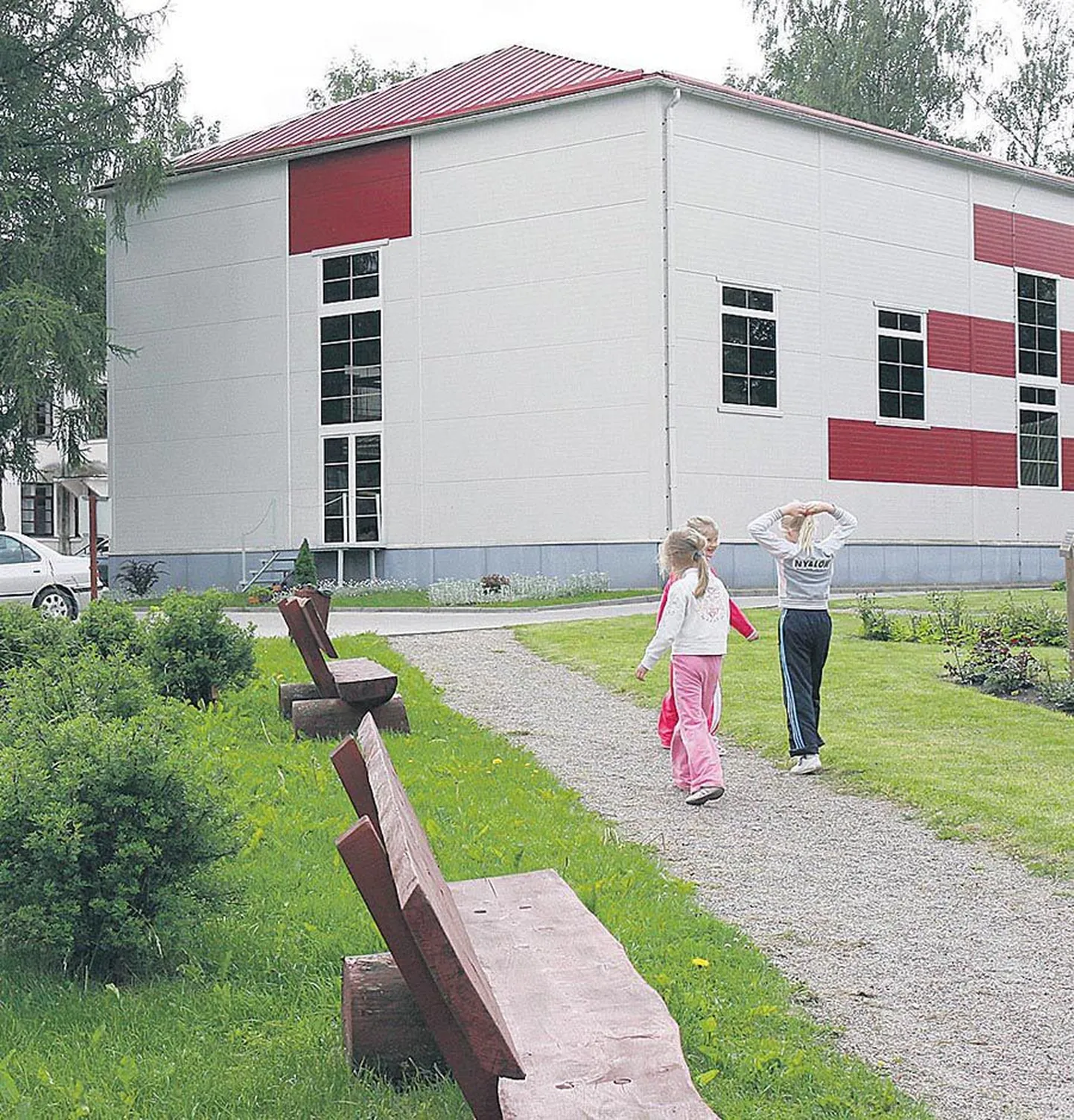 Paistu kool asub vallakeskusest kolm kilomeetrit eemal Viljandi—Karksi-Nuia maantee ääres.