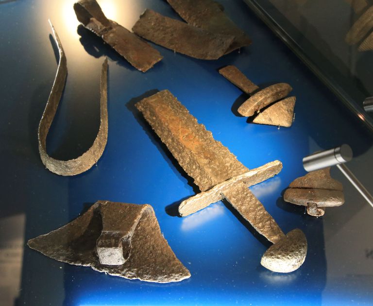 Viikingiaegsetest haudadest avastatud relvad on valdavalt kõik rikutud.