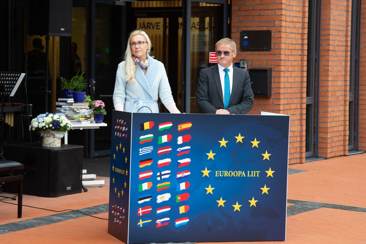 Kohtla-Järve gümnasistid said 1. septembri aktusel esitada küsimusi Euroopa Komisjoni energeetikavolinikule Kadri Simsonile ja Eesti riigihalduse ministrile Jaak Aabile.