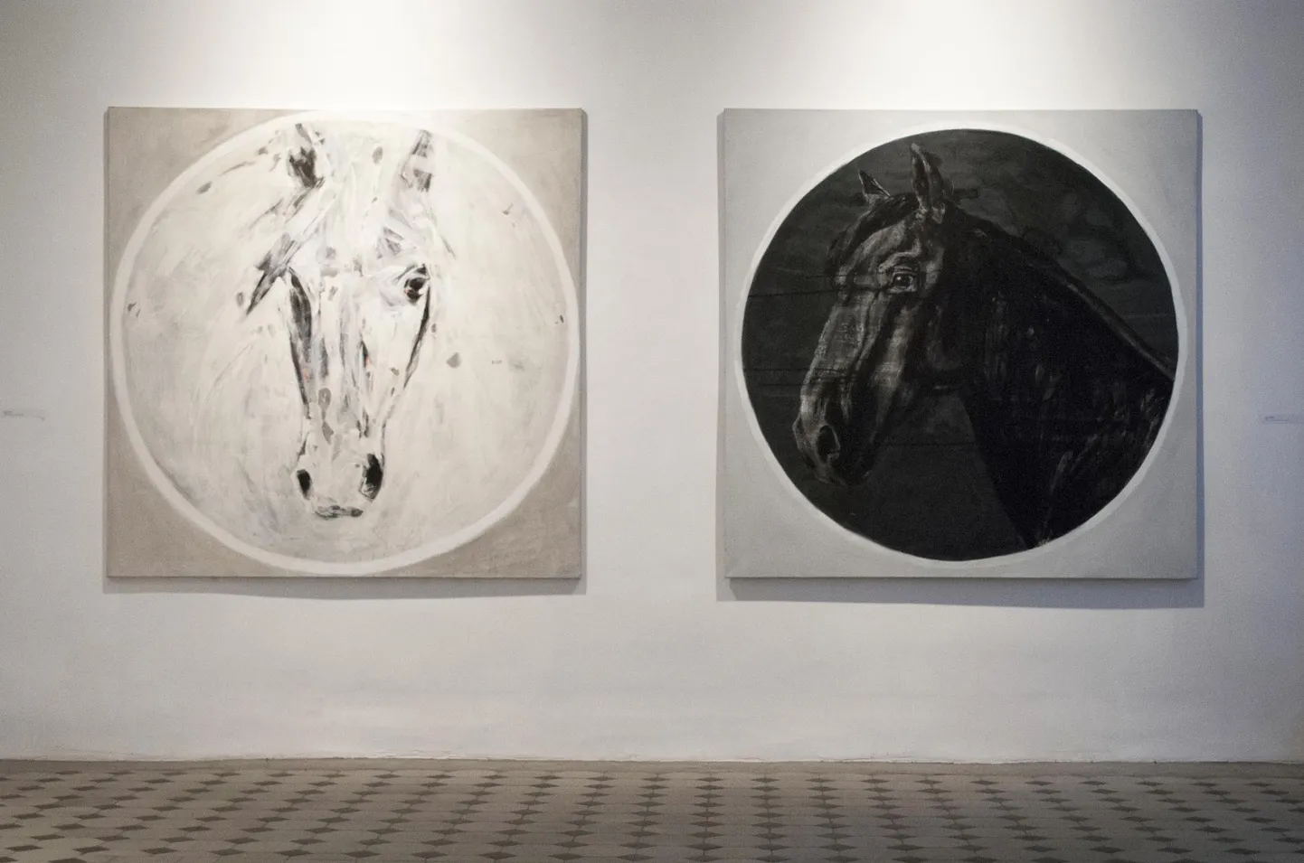 Tiiu Rebase isikunäitus «Atlas» Draakoni galeriis. Fotol akrüülmaalid «Isa» ja «Ema». Näitusevaade.