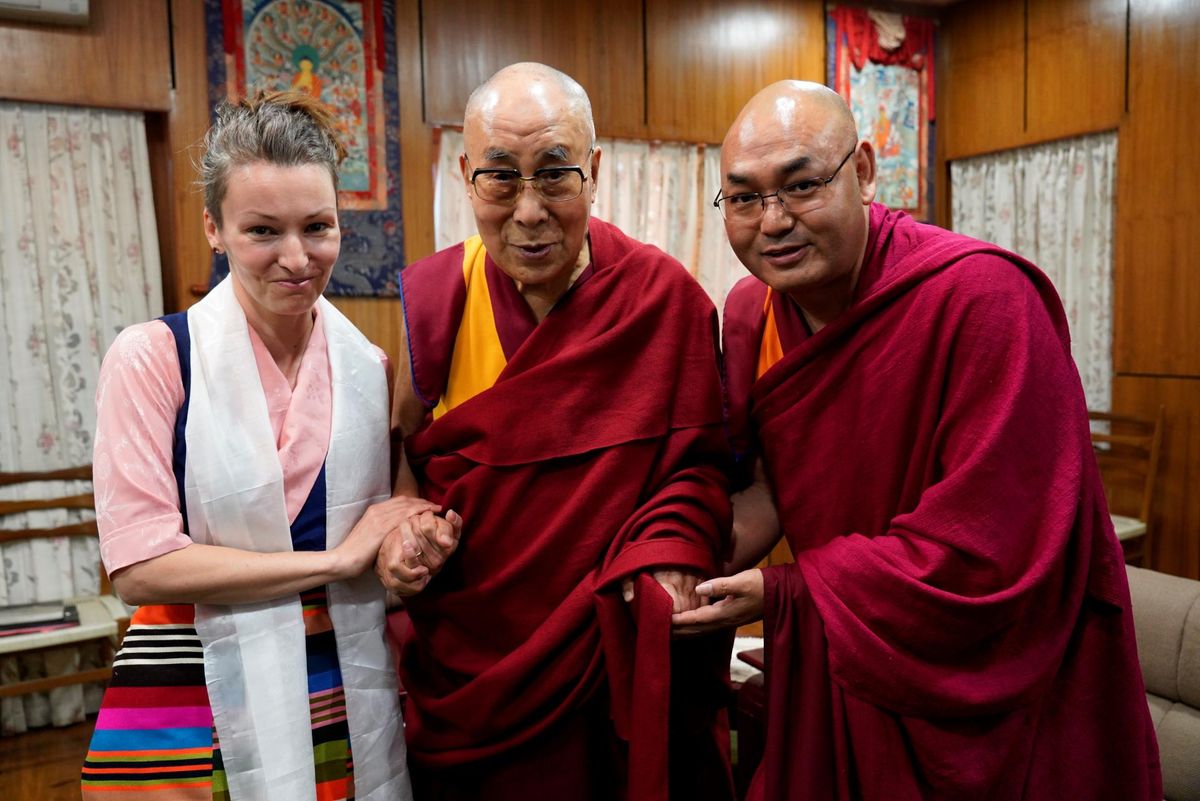 Riigikogulane Yoko Alender, Tema Pühadus dalai-laama ja Tiibeti eksiilparlamendi Sikyong'i spiiker Khenpo Sonam Tenphel. FOTO: