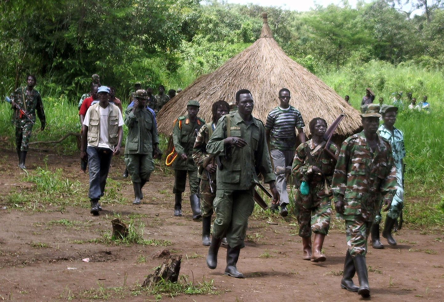 Kongo DV pinnal tegutseva Issanda Vastupanuarmee (LRA) võitlejad ilmuvad džunglist tavaliselt ootamatult.