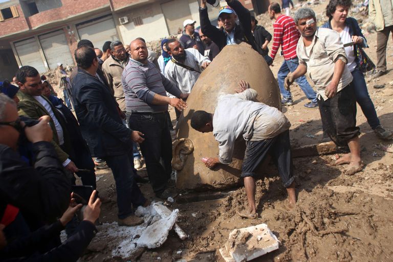 Egiptuse töölised puhastamas Psamtek I-se kuju pead