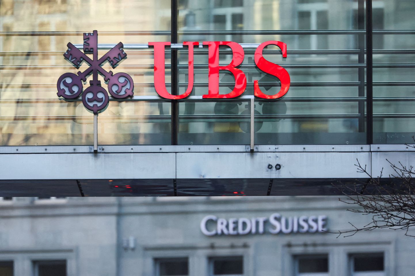 UBS-i ja Credit Suisse'i logod.