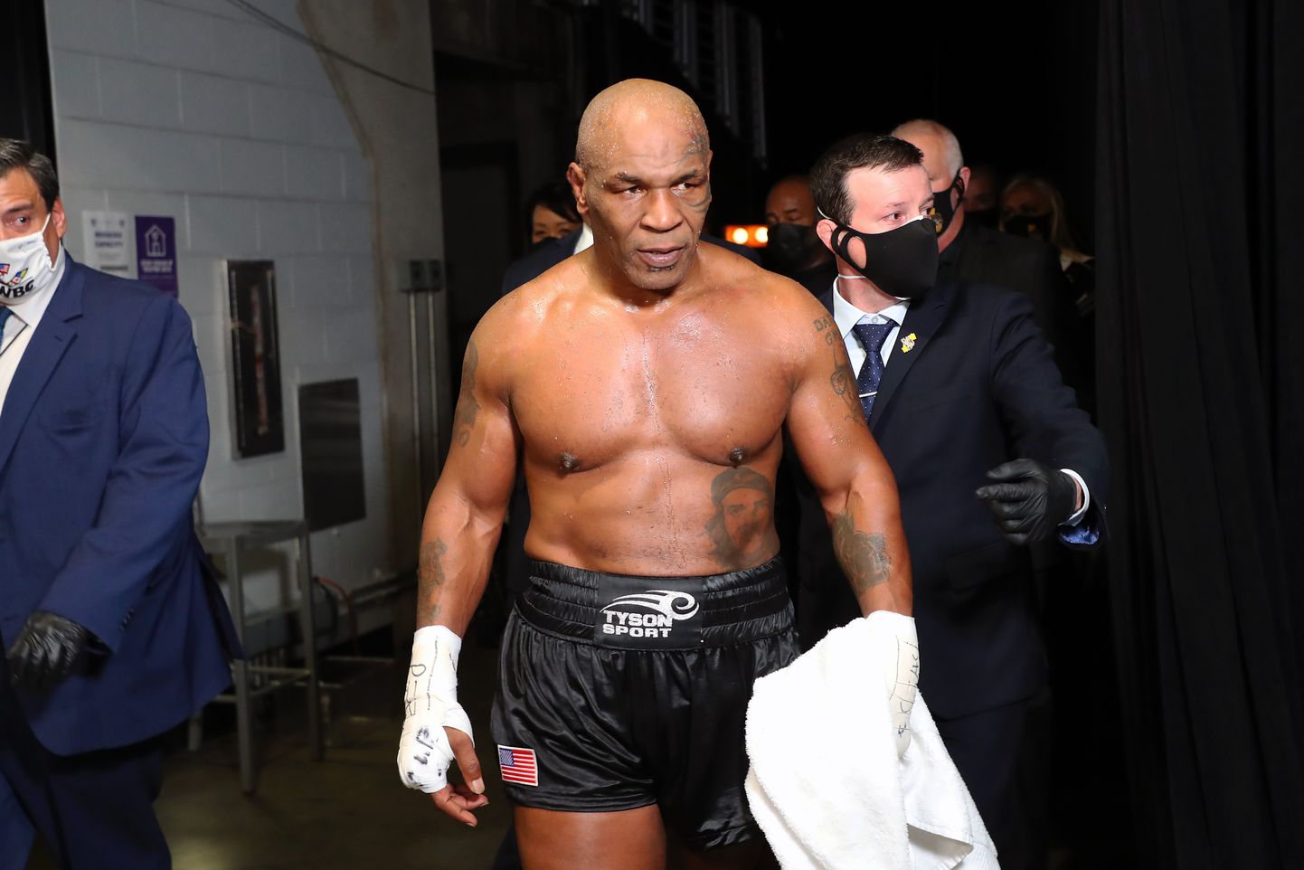 54-aastane USA raskekaalu poksija Mike Tyson sisenemas laupäeval 28.novembril  Staples Centeri poksiareenile.