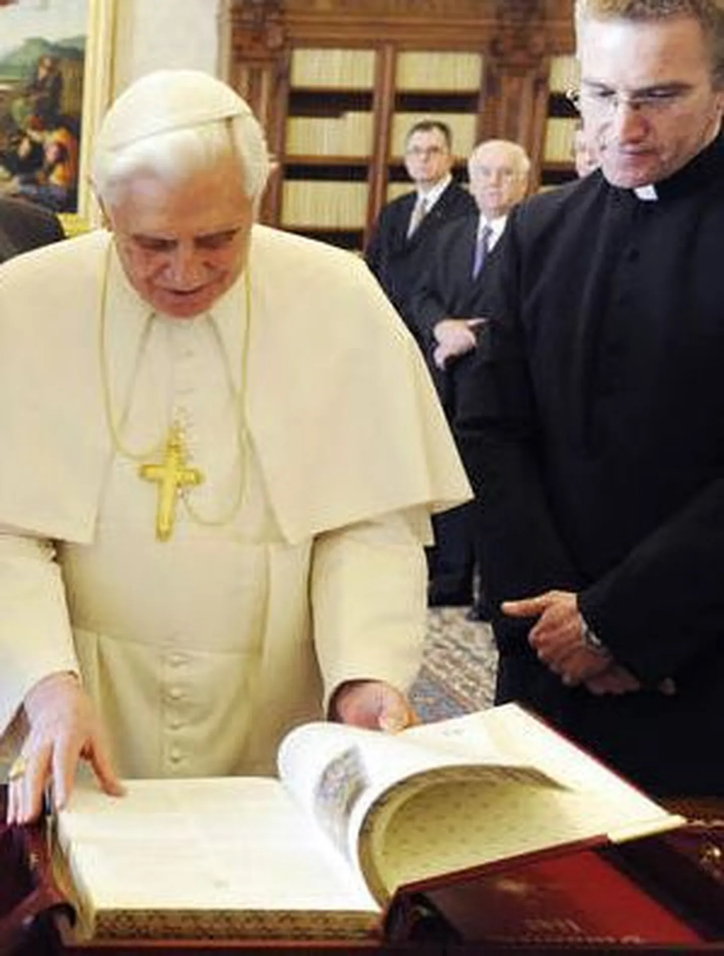 Vatikan avab Dan Browni väidete ümberlükkamiseks salaarhiivi. Fotol paavst Benedictus XVI koos kaaskonnaga