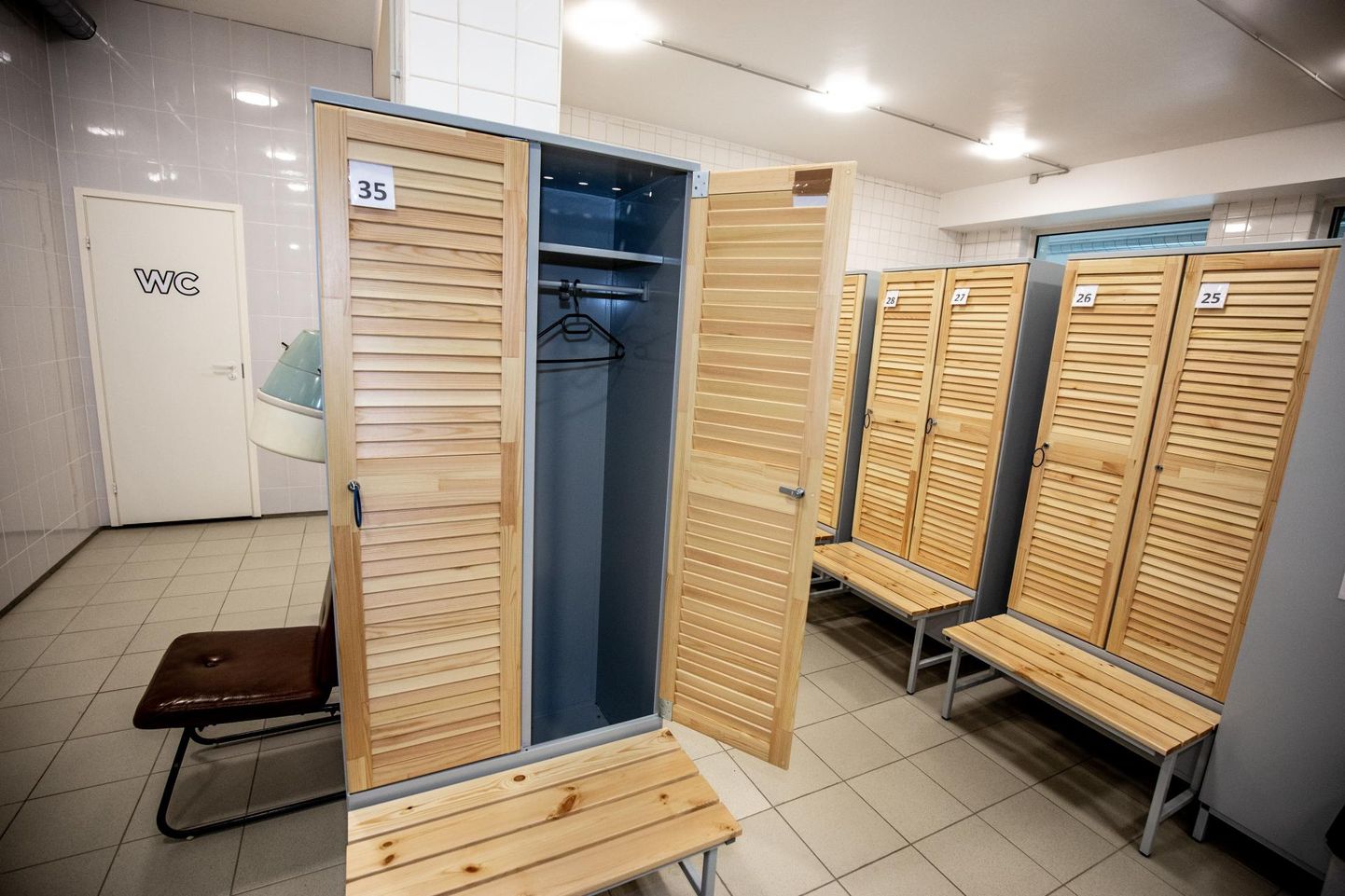 Kuigi linn eraldas Karja saunale üsna helde remondiraha, on saunaliste arvates see suuresti maha visatud. Kipakat riietusruumi, kus pole õieti ruumi ei ituda ega astuda, on kirunud kõik saunalised.