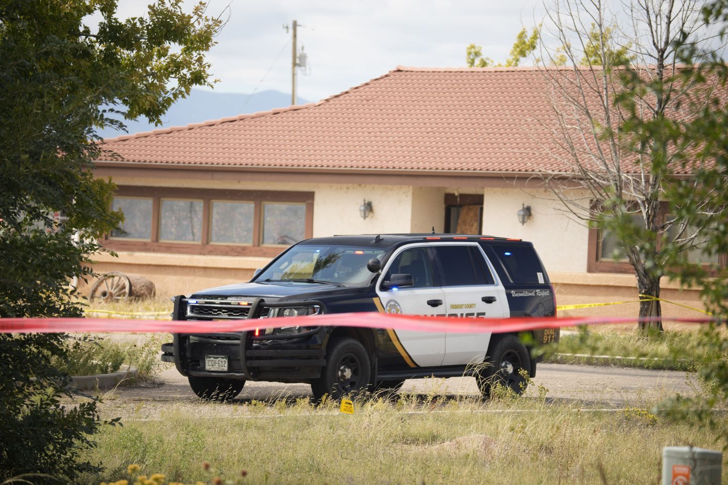 Colorado osariigi Fremonti maakonna šerifi auto suletud matusebüroo hoone juures, kust leiti 115 lagunevat laipa.