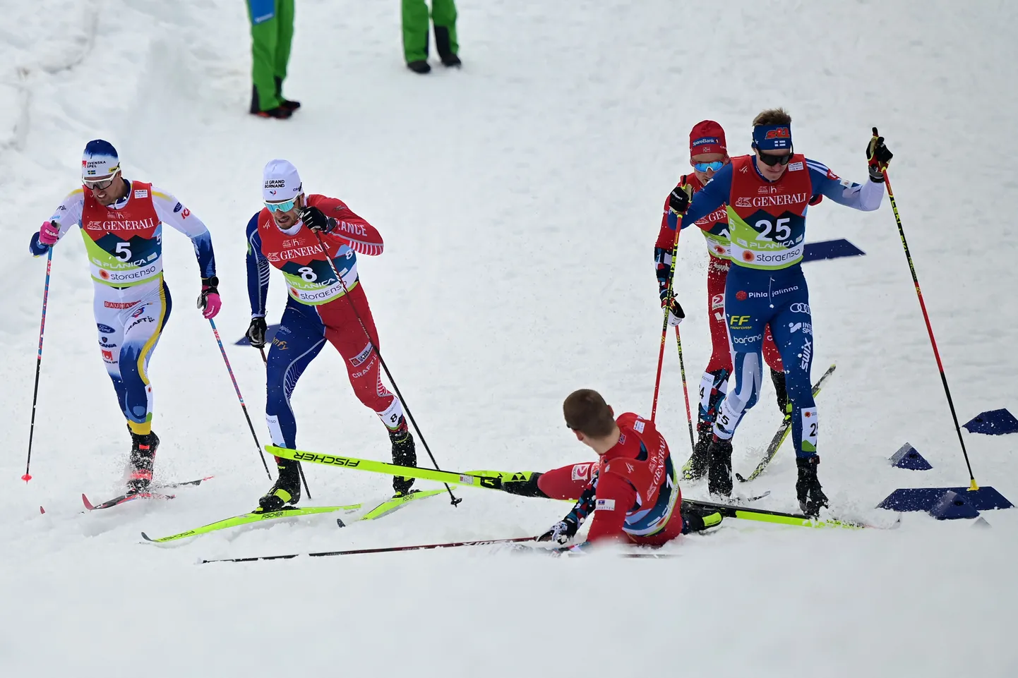 Kas FISis valitseb tõesti kaos? Vähemalt nii väidab kahekordne olümpiavõitja Markus Wasmeier. Fotol 2023. aasta Planica MMi suusasprindi poolfinaal, kus valitses samuti kaos.