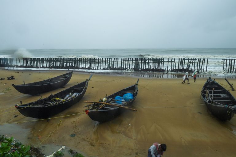 Rand ja kaluripaadid Indias Lääne-Bengalis Midnapore'is enne tsüklon Amphani saabumist