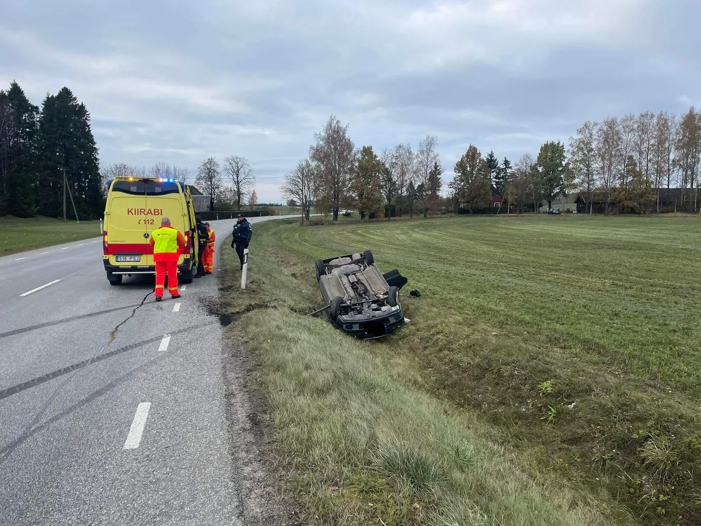 Auto lõpetas teekonna kraavis.