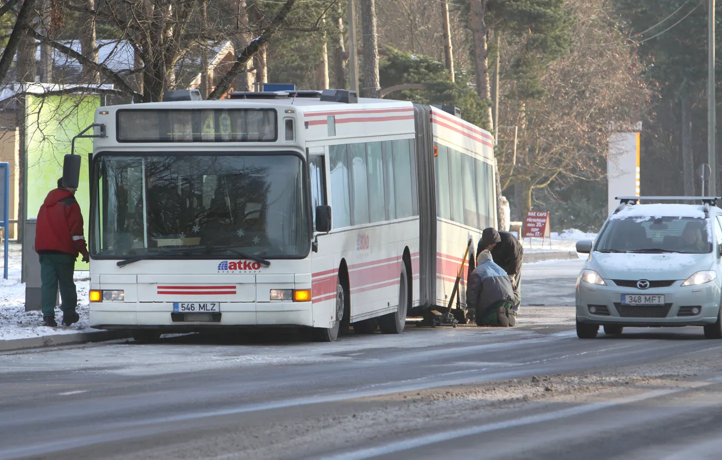 Teisipäeval süttis kinnikiilunud pidurite tõttu liinil nr 40 sõitnud bussi tagumine rehv.