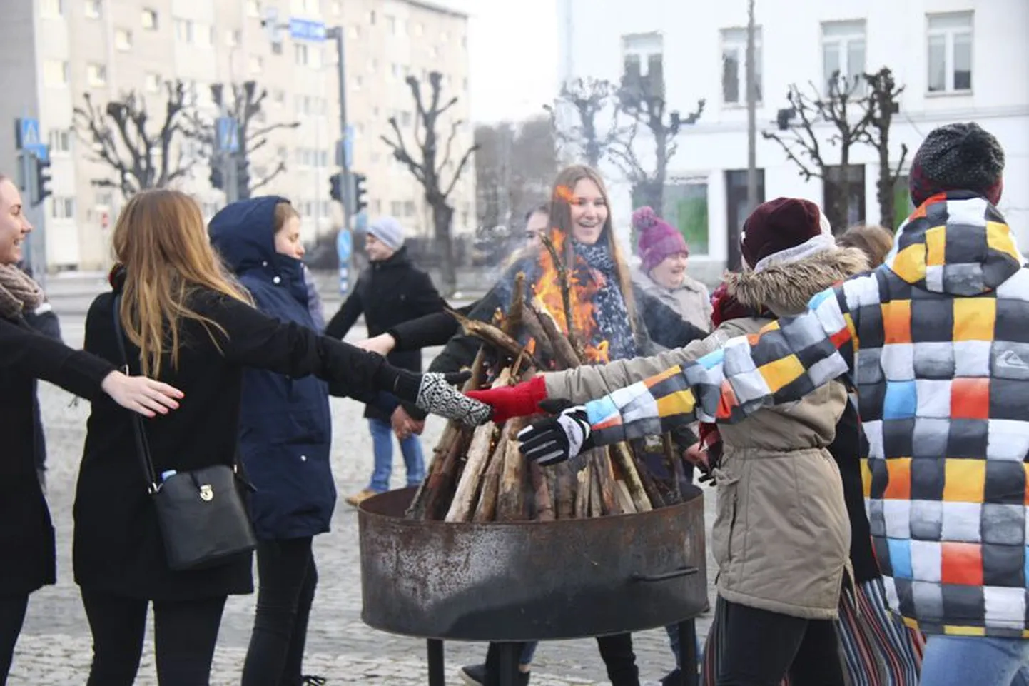Noortepeo tuli lõi lõkkele.