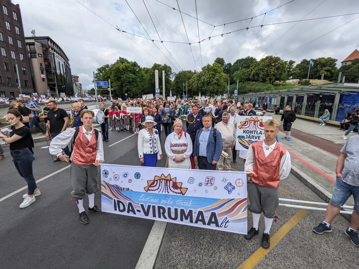 Ida-Virumaa noorte laulu- ja tantsupeo rongkäigus.