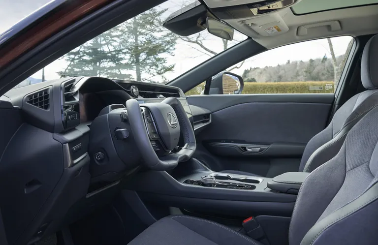 Lexus RZ 450e on uhiuus täiselektriline linnadžiip.
