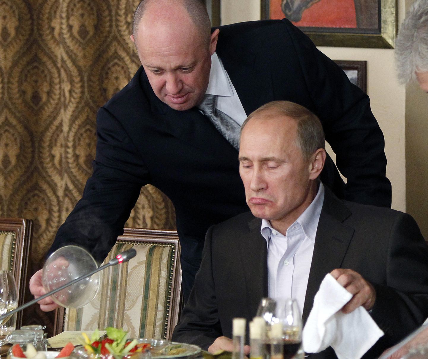 Jevgeni Prigožin (vasakul) serveerimas toitu president Vladimir Putinile.