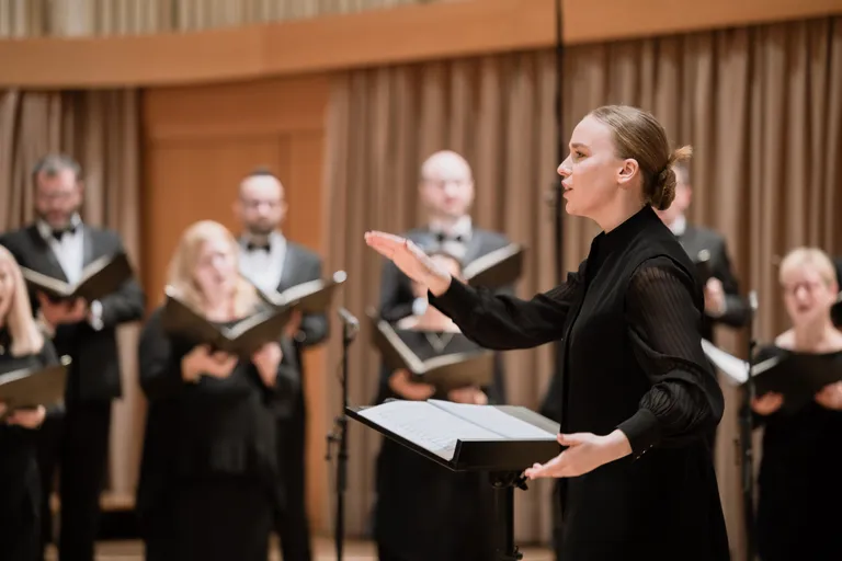 Anastasija Kildiša diriģē Slovēnijas Filharmonijas kori.